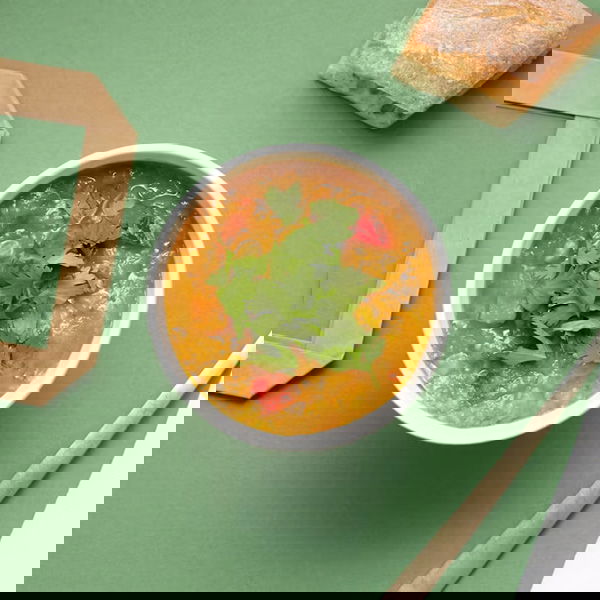 Soup en Zo Amsterdam serveert een vegan harira noord-afrikaanse spliterwtensoep met munt