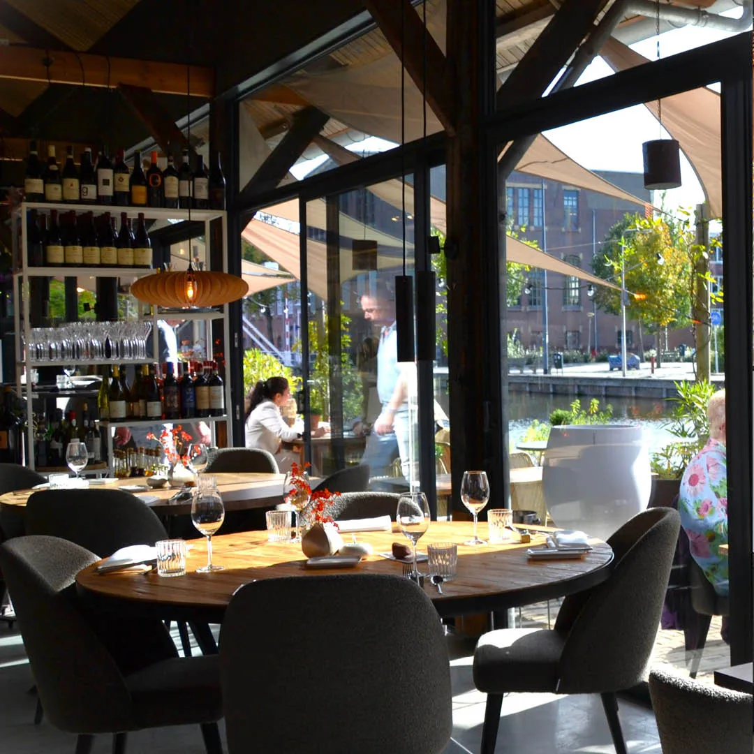 Binnen bij restaurant Unique is het goed toeven
