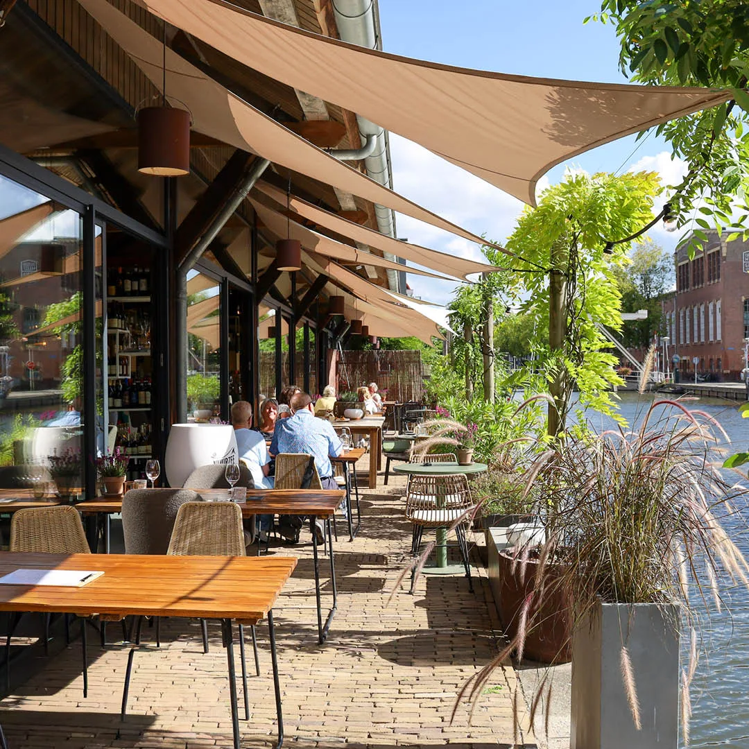 Heerlijk zonnig terras voor een wijntje of biertje met vega bite. Ga lekker zitten bij restaurant Unique.