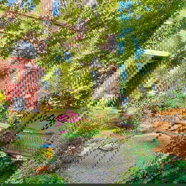 Restaurant Hagedis heerlijke groene tuin