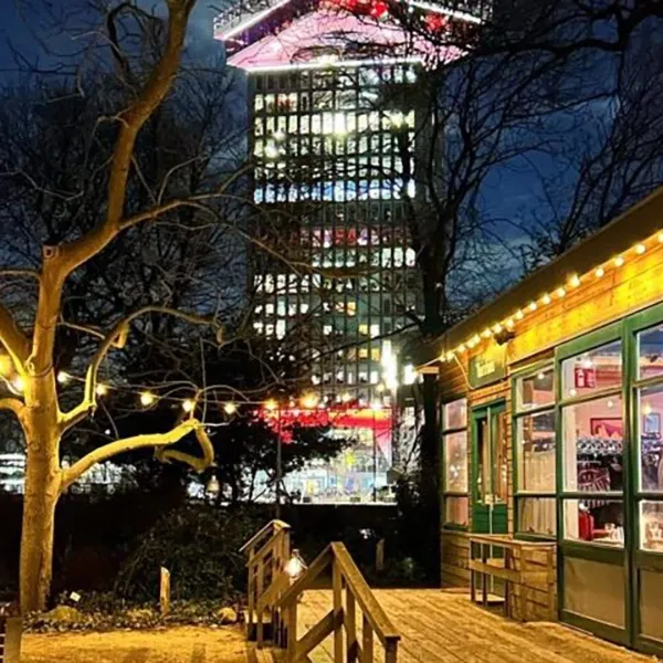 uitzicht op Amsterdam Tower vanuit Tolhuistuin