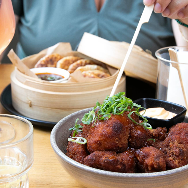 groepen en gemengde gezelschappen zijn welkom bij LAB071 in Leiden dat desgewenst vis en vlees als side-dish serveert bij een vega of vegan menu