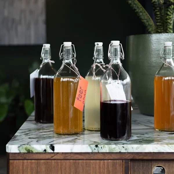 de sommelier van restaurant foer pairt de natuurwijnen aan de plantaardige of vegetarische gerechten