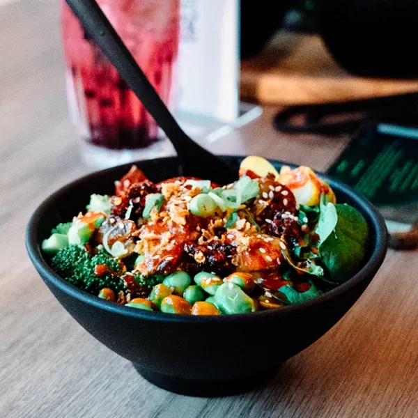 Stel je eigen vega of vegan bowl samen bij Who Ayam in Utrecht