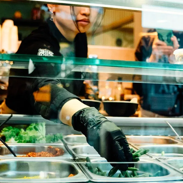 Bij Who Ayam heb je veel keuze uit vega en vegan gerechten. Kies zelf uit het aanbod in het buffet