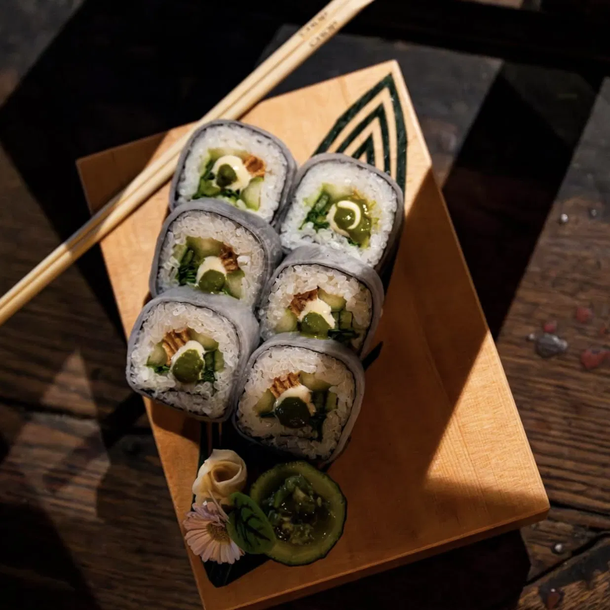 alle Asian klassiekers staan op de kaart van restaurant chop chop, dus ook vega sushi