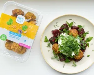 Maza recept bieten met tzatziki en bio falafel