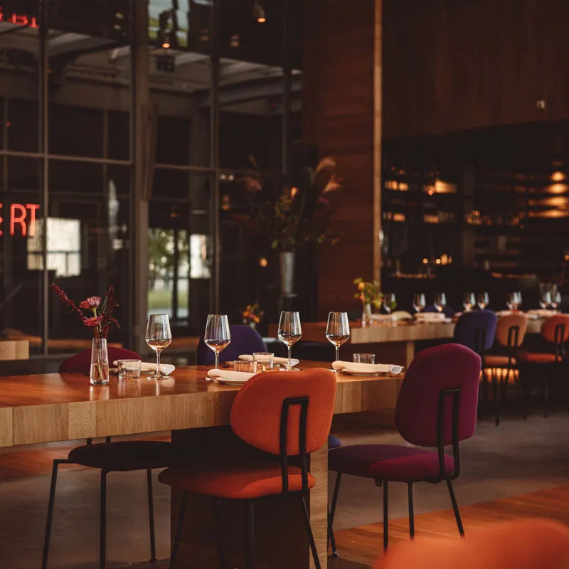 Heerlijke ambiance van restaurant Renilde op de 6e verdieping van Depot met verbluffend uitzicht op Rotterdam