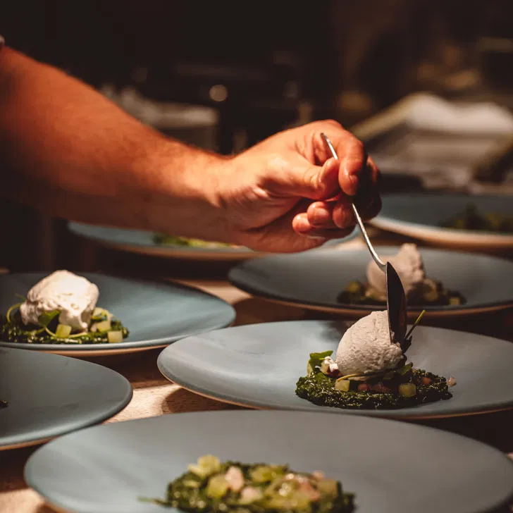 plating vega gerecht bij Renilde restaurant in Rotterdam