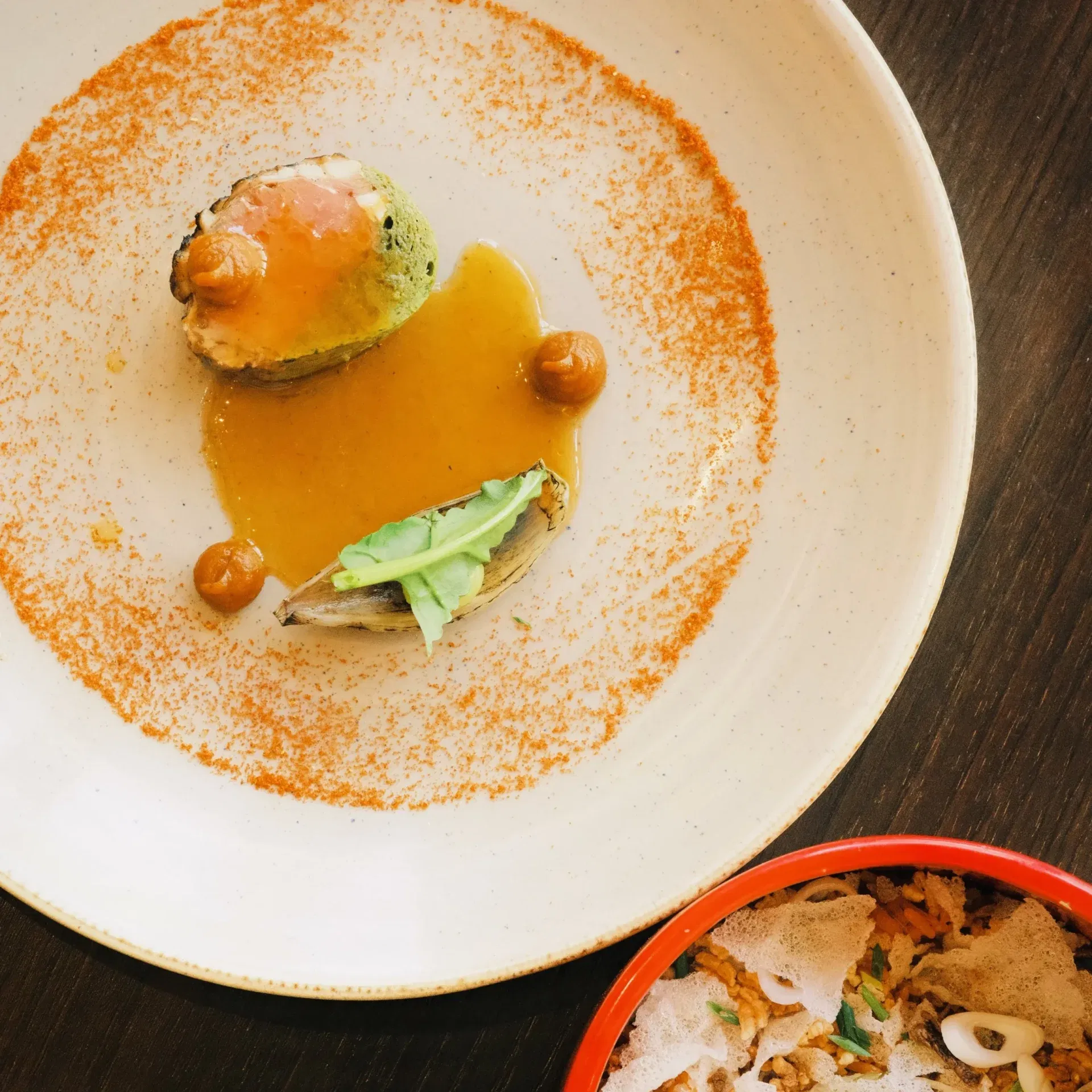 als eerste van Nederland serveert fine-dining restaurant Kenneh in Amsterdam West-Afrikaanse gerechten, ook geheel plantaardig.