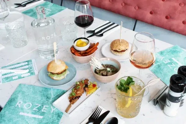 Rozey Den Haag serveert een lekkere vega en vegan lunch en diner voor iedereen