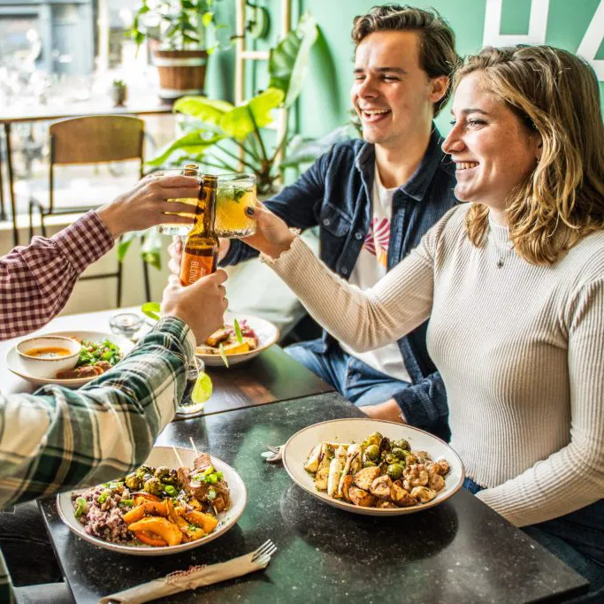 Proost! Ook gemengde gezelschappen zijn van harte welkom bij The Harvest in Rotterdam