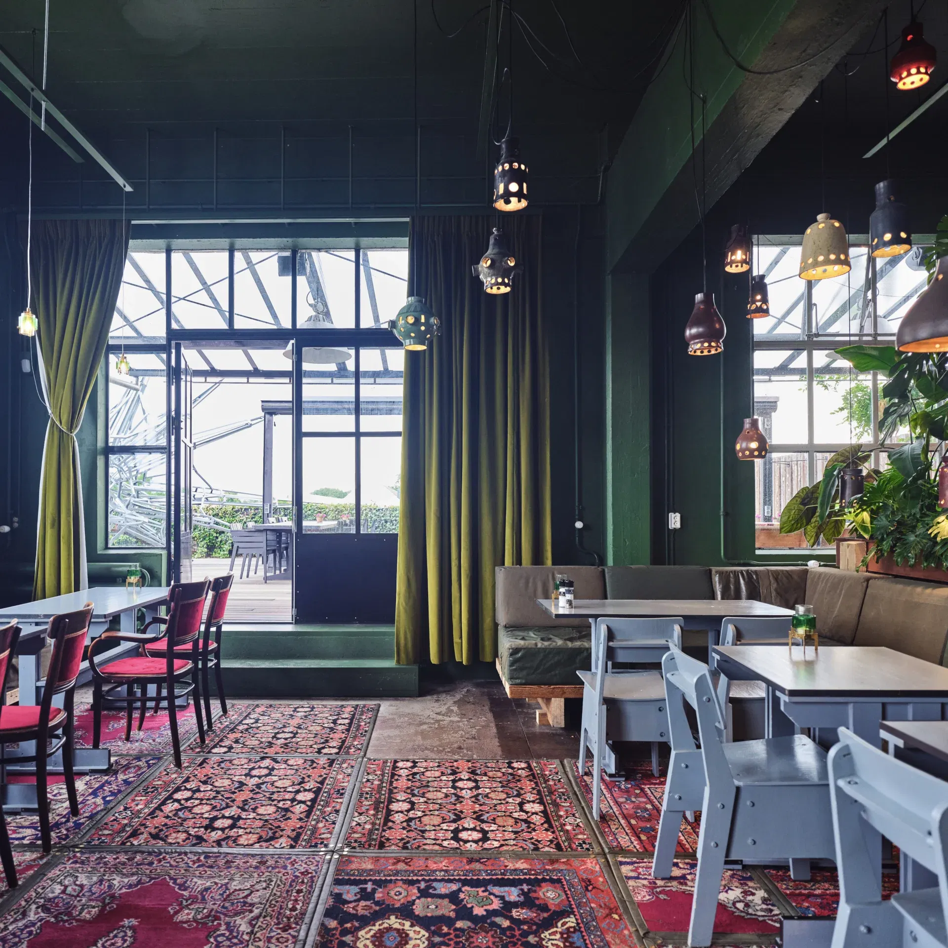 een deel van het interieur van het Green Restaurant van Piet Hein Eek Hotel