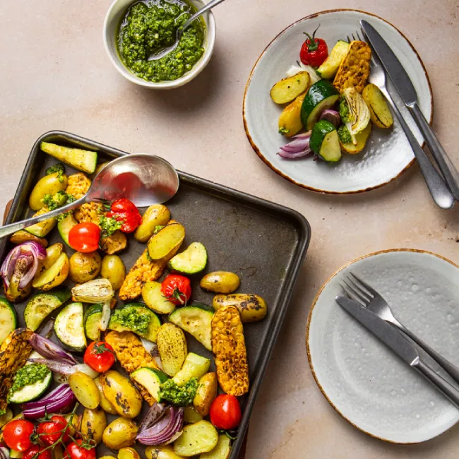 Traybake met aardappel courgette rode ui
