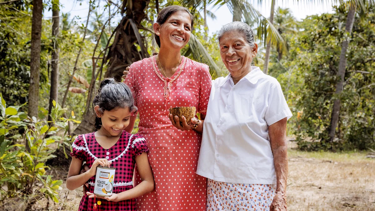 Fairtrade Original werkt voor boeren zoals kokos-boerin Nuwanthi in Sri Lanka.
