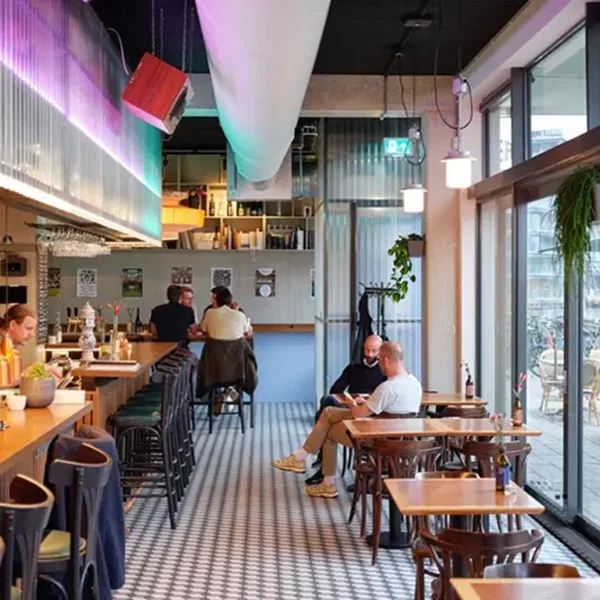 Eetcafé Pelusa in Amsterdam-Noord heeft LEKKER VEGA Keurmerk Brons van de Vegetariersbond