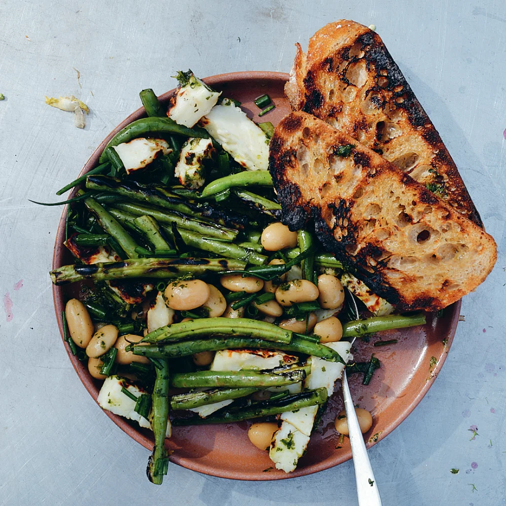 Halloumi van de bbq met sperzieboon, limaboon en oregano - credits Rinze Vegelien