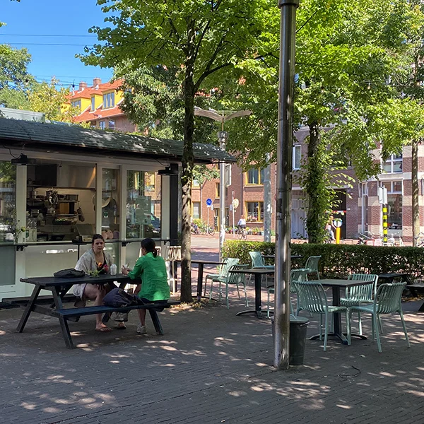 Lekker buiten zitten bij Wrap Lab Amsterdam