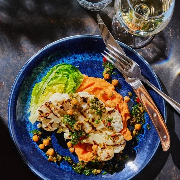 Loop gewoon binnen in het vega restaurant van alle Postillion Hotels. Plantaardig en met opties voor vlees en vis voor gezelschap dat echt niet zonder kan