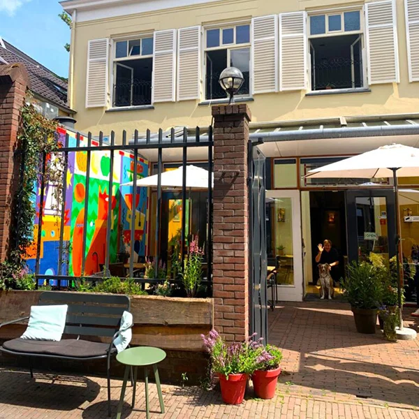 In hartje Deventer dichtbij de oever van de IJssel is lunchcafé Volkshuis Deventer gevestigd.