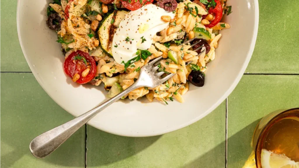 Orzo Salade met Hoemoes