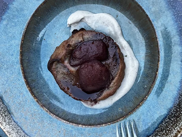 een 100% vegan en 100% glutenvrij nagerecht bij Bloem, met o.a. een gegrilde peer