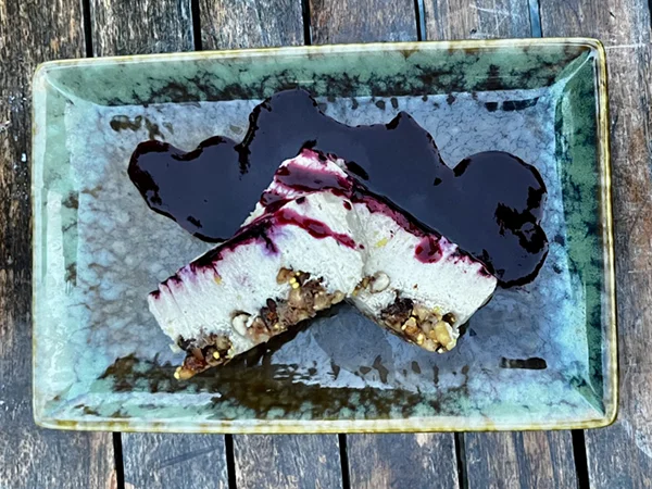 een 100% vegan en glutenvrij desser van Bloem in Amsterdam met bramen, cashew & citroencheesecake met cashew en walnoten,