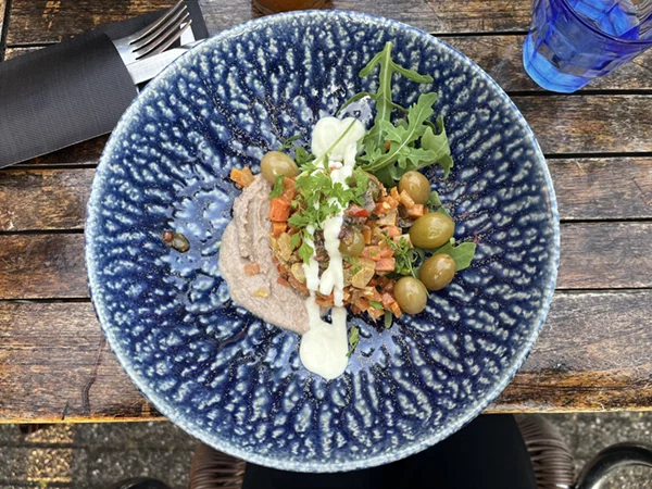100% vegan en glutenvrij voorgerecht met oa worteltartaar en venkeklknol bij Bloem Eten & Drinken in Amsterdam