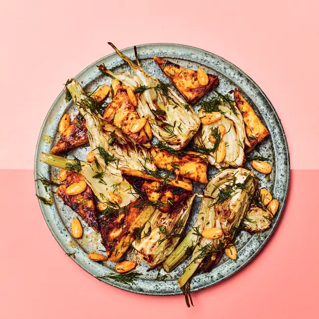 Gekaramelliseerde venkel & paneer met chili-amandelen en dille
