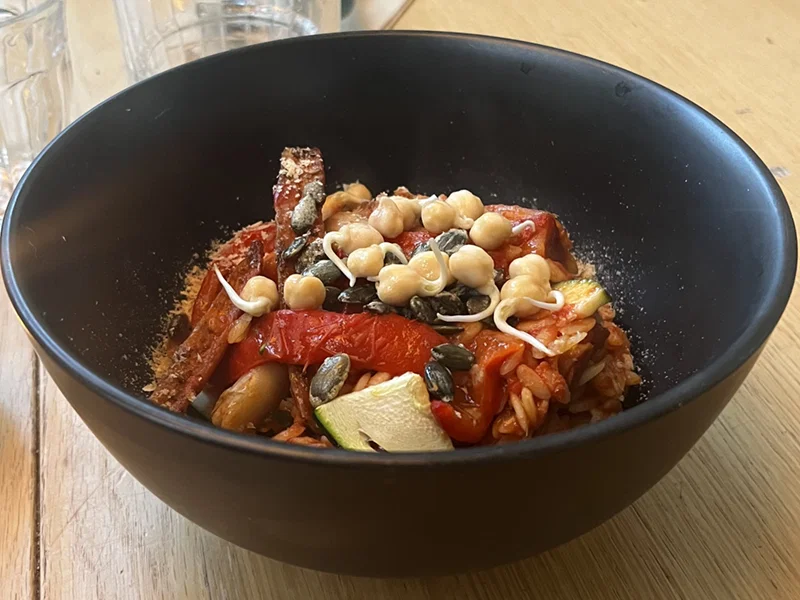 een van de vele plantaardige hoofdgerechtjes van restaurant Hagedis