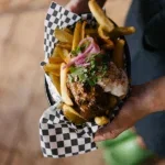 comfort food, maar dan plantaardig én net zo lekker dat zelfs vleeseters het verschil niet proeven, dat eet je bij hippe strand hotspot Pele Surf Shack