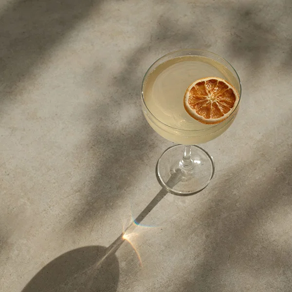 De zon op tafel, en in je glas, bij Café Clementine