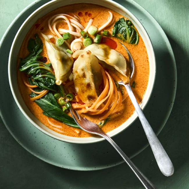 Rode curry dumpling noodle soep vega